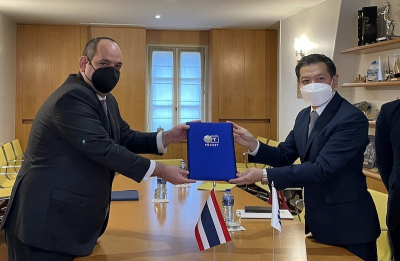 The Secretary General of the Bureau International des Expositions (BIE), Dimitri S. Kerkentzes (left), receives the Thailands letter of candidature for Specialised Expo 2028