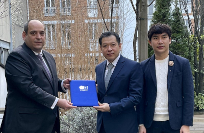 The Secretary General of the Bureau International des Expositions (BIE), Dimitri S. Kerkentzes (left), with Sarun Charoensuwan, Ambassador of Thailand to France (centre) and Worawut Somwangprasert, Minister at the Embassy for Commercial Affairs (right)