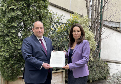 The Secretary General of the Bureau International des Expositions (BIE), Dimitri S. Kerkentzes (left), with H.E. Natasa Maric, Ambassador of Serbia to France (right)